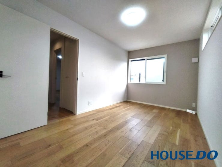 お部屋の前にも収納スペースがあります。
共有の掃除機などを仕舞っておくのに便利ですね。