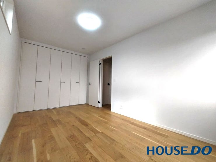 こちら、一面にクローゼットが備わっております。