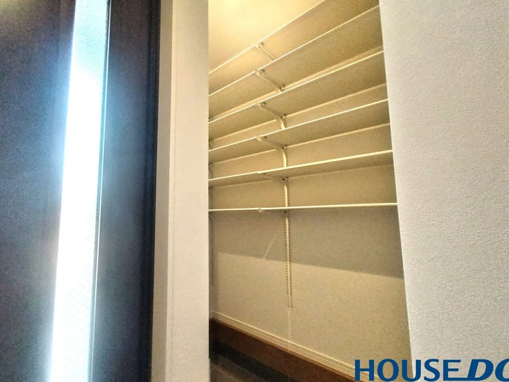 靴や宅外用具もたっぷり仕舞える収納スペースのある玄関。