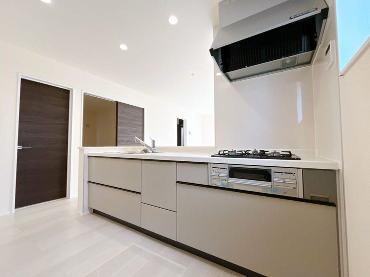 ワークスペースが広々確保されたキッチン。家族で一緒にお料理するのも楽しくなるキッチンです。