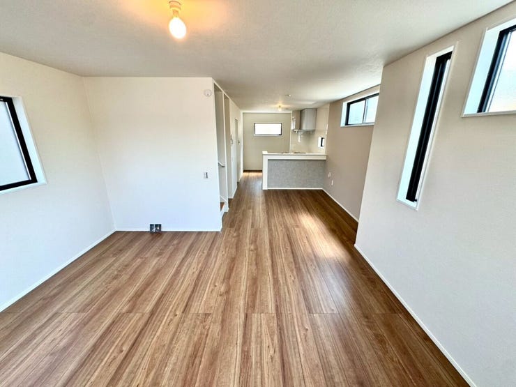 【Living】
広々としたリビングは、大きな窓からは自然光が差し込み、家族が集まる温かな空間です。