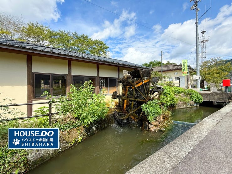 近くに水車があります!