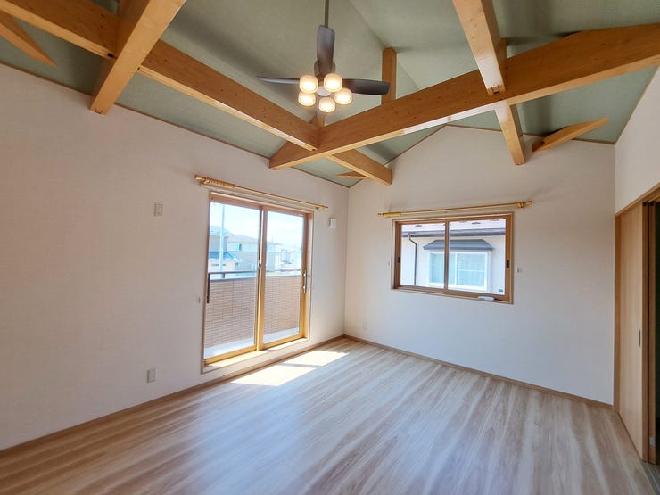 室内(2025年8月)撮影
◎本日案内可能◎
10帖の洋室は板張り仕上げで開放感のあるお部屋となっております♪