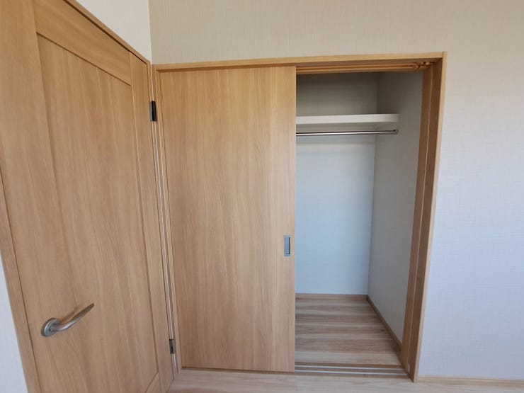 室内(2025年8月)撮影
◎本日案内可能◎
ハンガーラック付きの収納ですので丈の長いお洋服もしっかり収納できます!