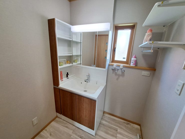 室内(2025年8月)撮影
◎本日案内可能◎
三面鏡のシャンプードレッサーは、鏡扉の裏収納となっております。大容量で小物もすっきり、便利にお使いいただけます。