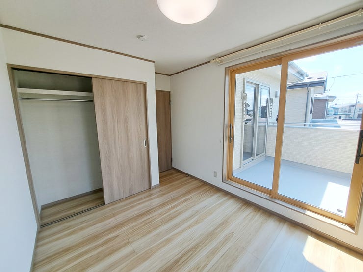 室内(2025年8月)撮影
◎本日案内可能◎
大きな窓から明るい光が入るので開放的で気持ちよく過ごせます。