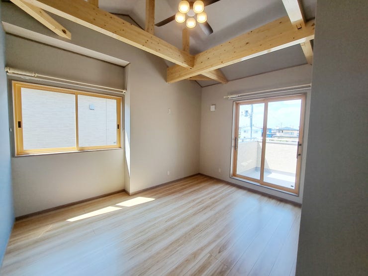 室内(2025年8月)撮影
◎本日案内可能◎
全居室2面採光となっております。明るく風通しも良好です♪