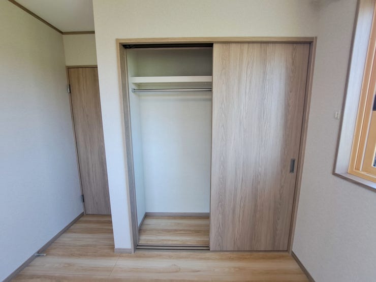 室内(2025年8月)撮影
◎本日案内可能◎
ハンガーラック付きの収納ですので丈の長いお洋服もしっかり収納できます!