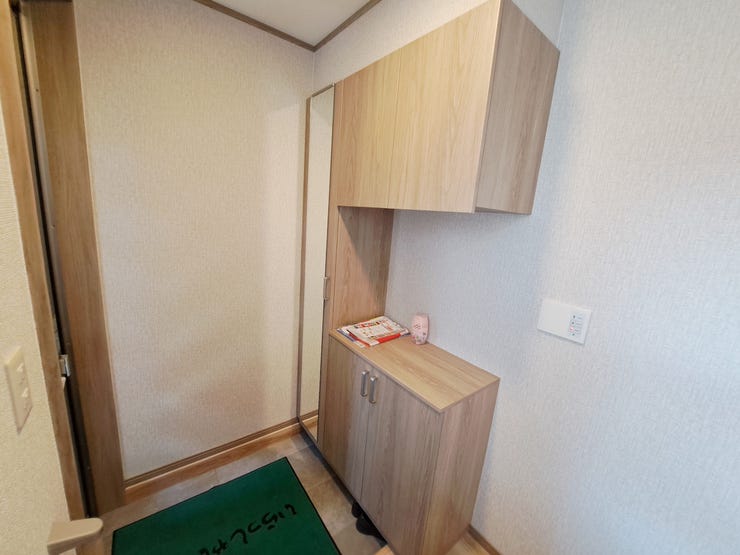 室内(2025年8月)撮影
◎本日案内可能◎
玄関はシューズボックス付きですので、家族の靴がまとめて収納できます♪