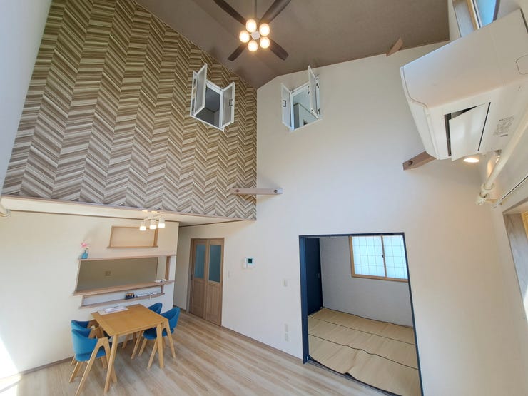 室内(2025年8月)撮影
◎本日案内可能◎
開放感のある吹抜リビング♪自然の光を取り入れ、お家全体を明るく照らします!