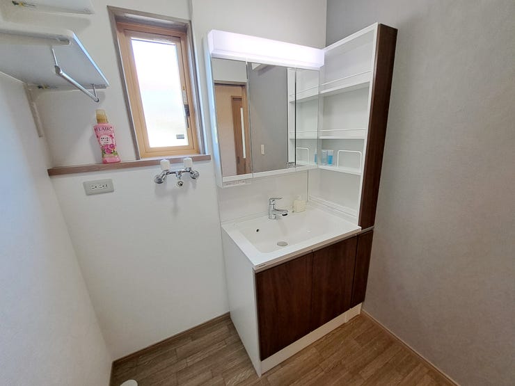 室内(2025年8月)撮影
◎本日案内可能◎
三面鏡の裏側は収納スペースとなっております。