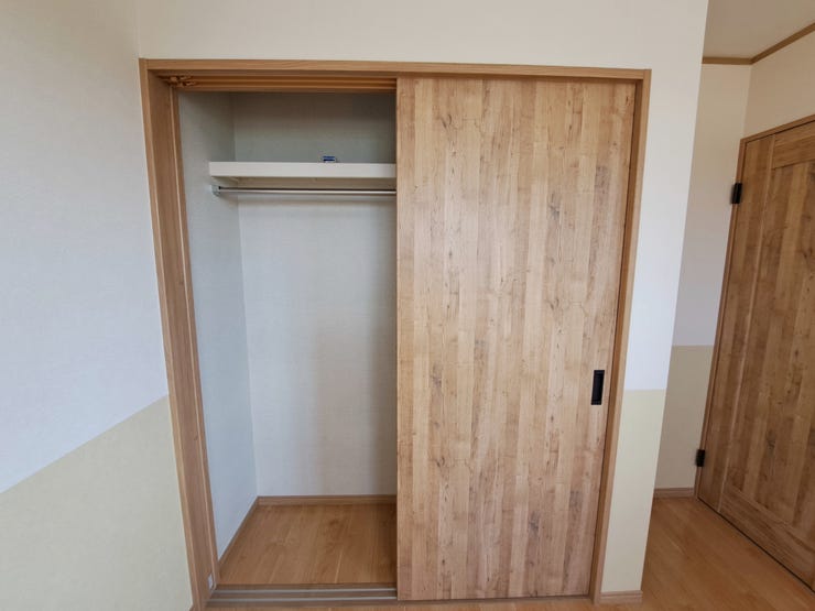 室内(2025年8月)撮影
◎本日案内可能◎
ハンガーパイプ付きの洋室。丈の長いコートなどの収納にも便利です♪