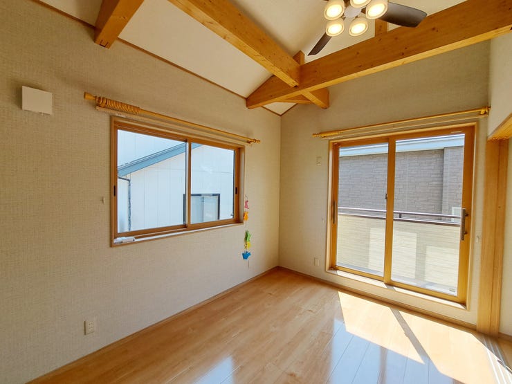 室内(2025年8月)撮影
◎本日案内可能◎
バルコニーにつながる窓はたくさんの光を取り入れ、お部屋全体を明るくします♪