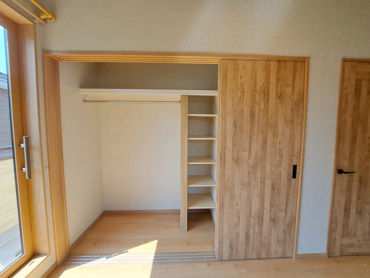 室内(2025年8月)撮影
◎本日案内可能◎
収納付きで洋服だけでなくバッグなども収納できて画期的♪