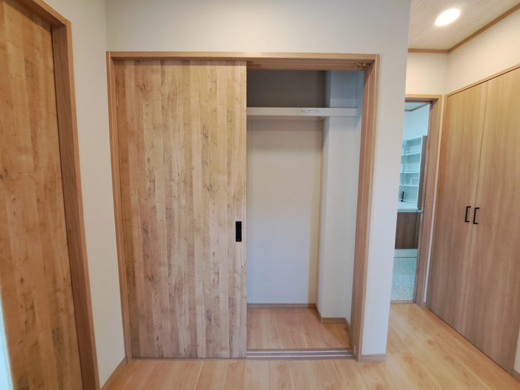 室内(2025年8月)撮影
◎本日案内可能◎
廊下の収納には掃除道具や日用品のストックを収納できます◎