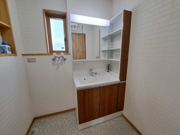 室内(2025年8月)撮影
◎本日案内可能◎
鏡裏収納だけでなく横に洗面下にも収納スペースがございます!普段使いするドライヤーやスキンケア用品をたっぷりしまっておけますね♪