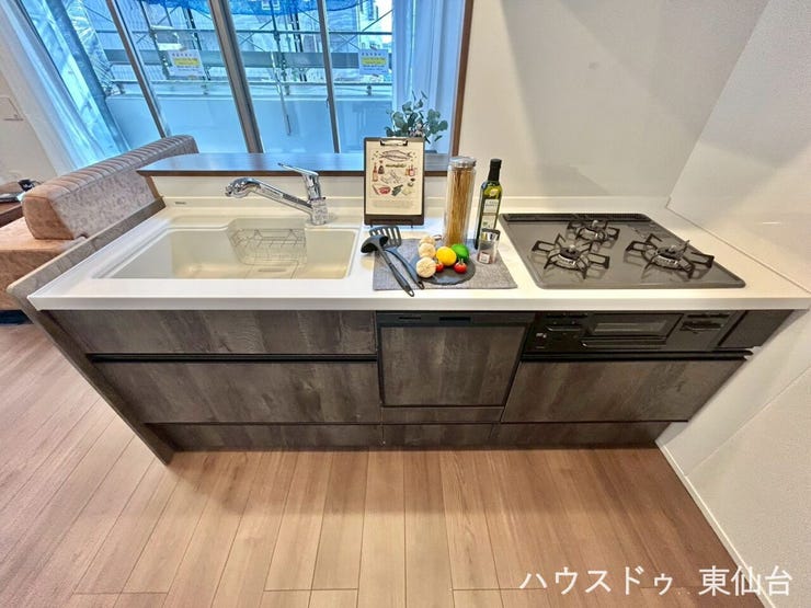 カウンターキッチンになっていて、リビングを見渡せます!