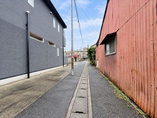 幅員約2.6mの前面道路です。セットバックが必要な道路となります。大型車が入ってこれないので、騒音などの心配はありません。