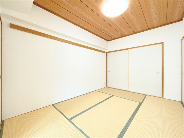 リビングとつながる畳敷きのお部屋は、
お客さまが遊びに来た時にも使えますし、
ちょっと疲れた時にお昼寝できるのもうれしいですね。