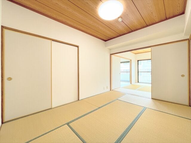 柔らかであたたかな感触の畳は
ほどよく湿気を吸ってくれるので、直接肌に触れても快適です。
お昼寝の場所にも最適です。
