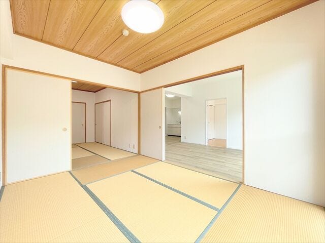 足を伸ばしてくつろげる和室。
日々の疲れを癒す、心安らぐ空間です。