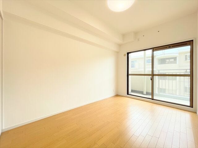 バルコニーに面したお部屋です。
お天気のいい日にはたっぷりと陽を取り込むことができ、
ベッドの上のお布団もふかふかになりそうですね。