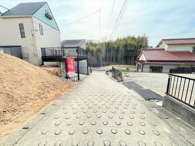 幅員約4mの前面道路です。車がすれ違うには厳しい道幅ですが、車はスピードを抑えて走行するので、お子様にも安全な道幅となっています。