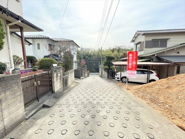 幅員約4mの前面道路です。車1台が余裕を持って通れる道幅です。車はスピードを控えるので事故率の軽減や歩行者も安心して通行できます。