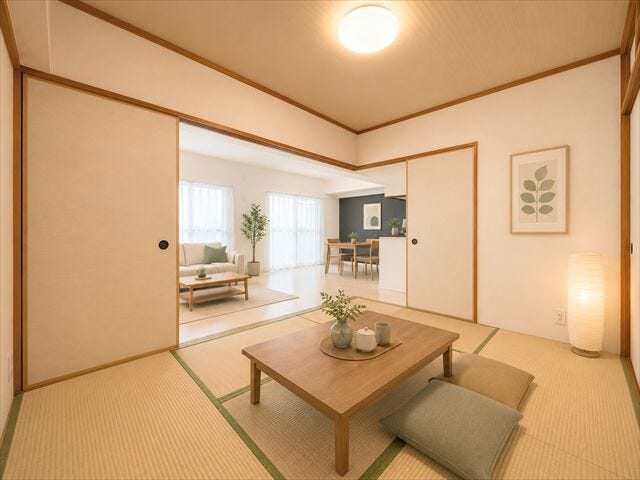 リビングとつながる畳敷きのお部屋は、
お客さまが遊びに来た時にも使えますし、
ちょっと疲れた時にお昼寝できるのもうれしいですね。