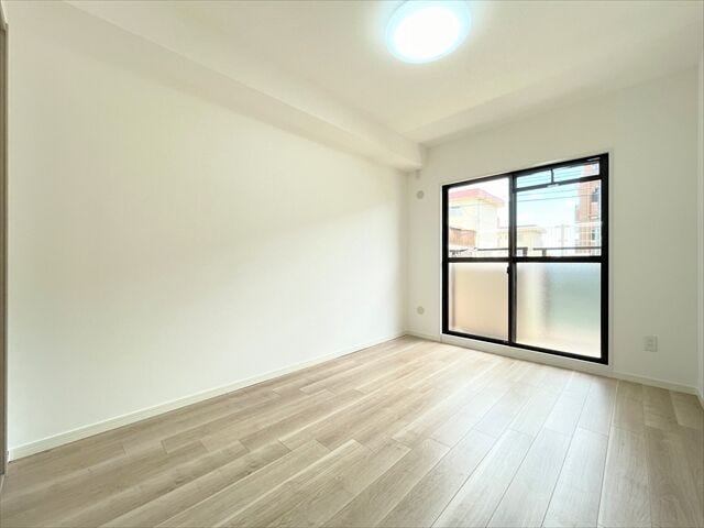 バルコニーに面したお部屋です。
お天気のいい日にはたっぷりと陽を取り込むことができ、
ベッドの上のお布団もふかふかになりそうですね。