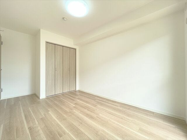 やさしい光に包まれる洋室。
心地よい毎日を過ごせる空間です。