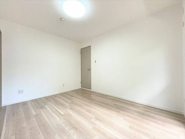 壁が白いのでプロジェクターを設置して映画やYouTubeなど楽しめます♪
部屋がおしゃれなシアタールームのように変身◎