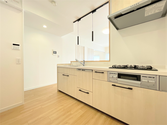 調理動線を考慮したシステムキッチンで、快適にお料理ができます。
まっすぐに伸びた水平ラインが美しく無駄の無い空間を演出しています。