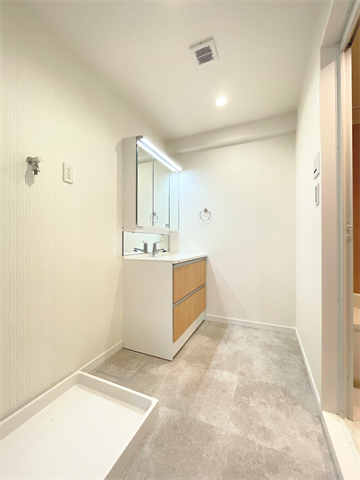 洗面台の鏡裏は収納スペースになっています。
隠す収納でスッキリ周辺を片付けることが出来ます。
小さめのドライヤーならすっぽり収まります。