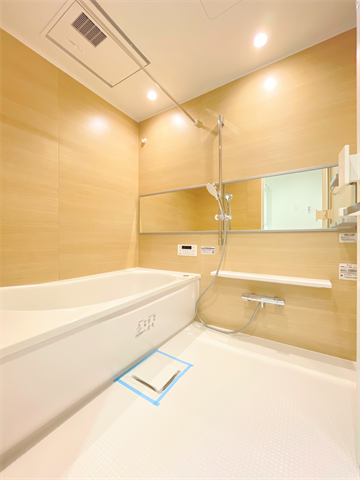 明るくのびのびと入浴できる浴室。
浴室乾燥機付きなので雨の日のお洗濯物干し場に困る事もなさそうです。
しっかりと換気ができるのも嬉しいですね。