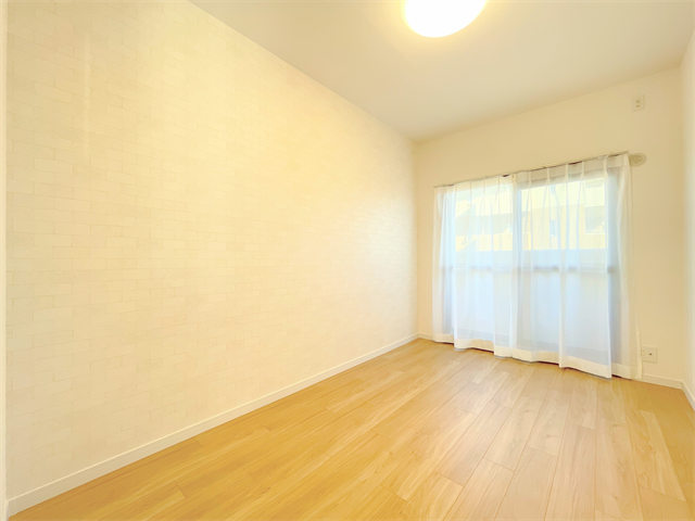 壁が白いのでプロジェクターを設置して映画やYouTubeなど楽しめます♪
部屋がおしゃれなシアタールームのように変身◎