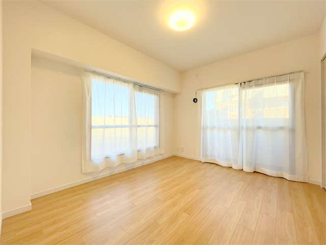 明るさを期待できる二面採光。
また通風も期待できるので、一年を通して過ごしやすい室内です。