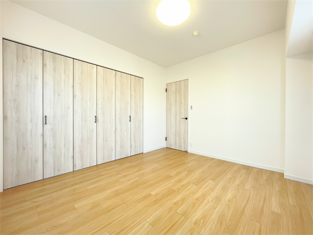 収納スペースを確保。大きなキャリーケースもすっぽりと収まるのでお部屋の中をスッキリとさせることが出来ます。