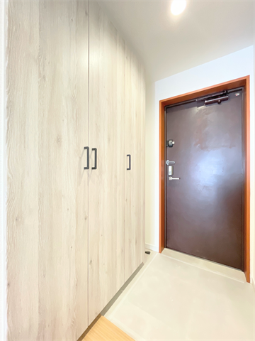 玄関には収納棚が設置されています。
家族全員分の靴など片付けておけるので
スッキリとした空間を保てます◎