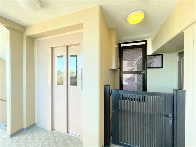 【アルコープ】お家となりにエレベーターがあります