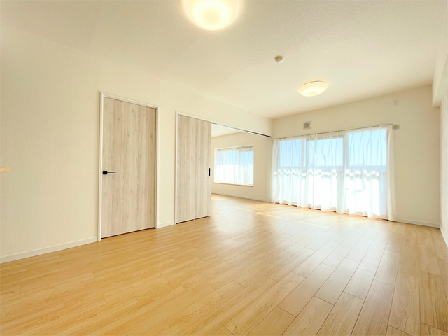 広々とした空間にスッキリと家具を配置すれば、
いつでも片付いた状態をキープできます。