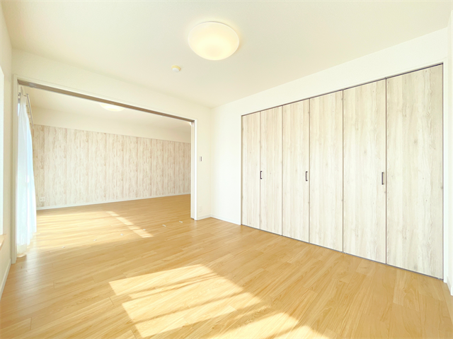 自分の好きなソファやテーブル、インテリアグッズを設置できます。
カーペットなどの床材や、テーブル、ソファーなどのインテリアにこだわってもいいですね。