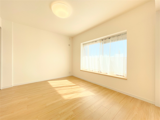 リビングとつながるお部屋は、
お客さまが遊びに来た時にも使えますし、
ちょっと疲れた時にお昼寝できるのもうれしいですね。