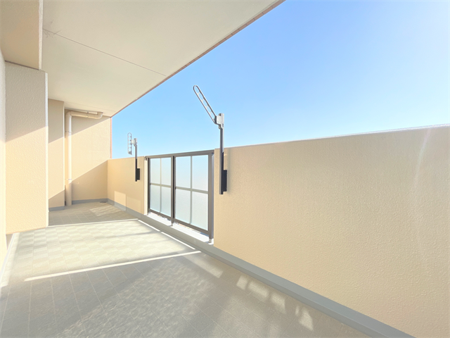 洗濯物を干すだけではなく、おしゃれに活用できれば生活がもっと豊かになります。
光もたっぷり差し込むため、部屋の奥まで自然光が明るく照らします。