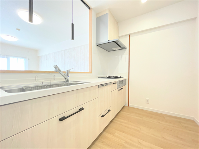 キッチンとリビングダイニングの距離が近いので料理しながら家族との会話も弾みそう♪
ゆとりのワークトップで配膳用のお皿を並べながらの調理もできそうですね。