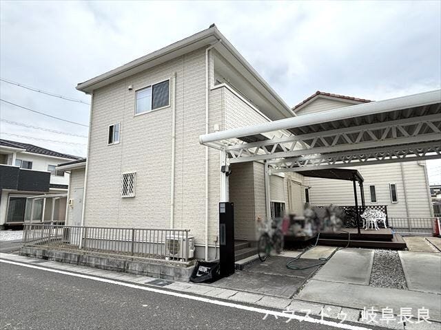 4LDKの間取り、駐車は3台可能です。リビングを通って2階へ上がるリビングイン階段を採用した住まいです。
