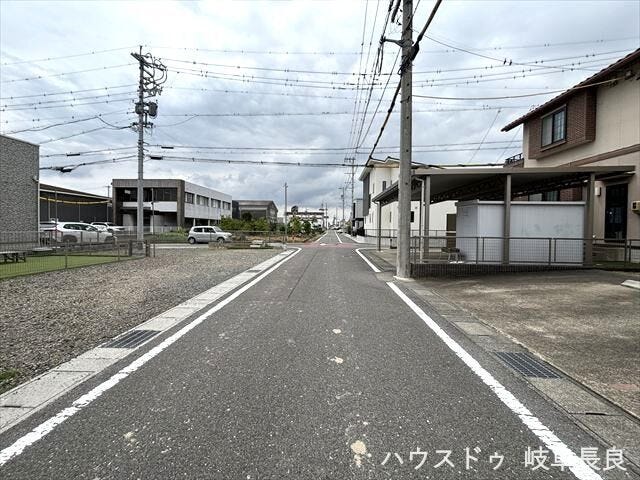≪西側南向き≫幅員約4mの前面道路です。普通車が1台通れる幅となります。交通量も少ないので、お子様も安心ですね。