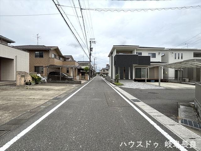 ≪西側北向き≫車1台が余裕を持って通れる道幅です。交通量も少なく子育てにも安心です。
