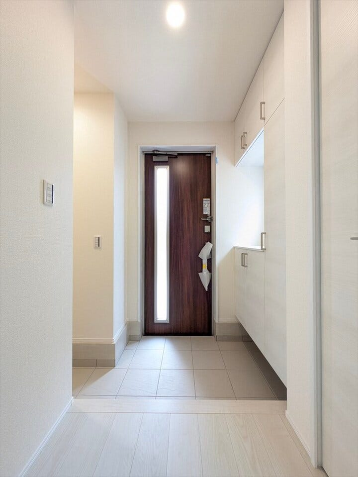 収納力のあるシューズボックスを玄関に設置。家族の靴をまとめて収納可能です
玄関横にシューズクローク付。雨具や三輪車を置いても余裕の広さ。