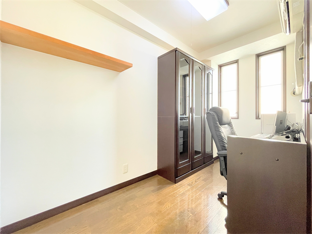 【4帖納戸】
落ち着いた雰囲気で読書や仕事もはかどる多目的ルーム。